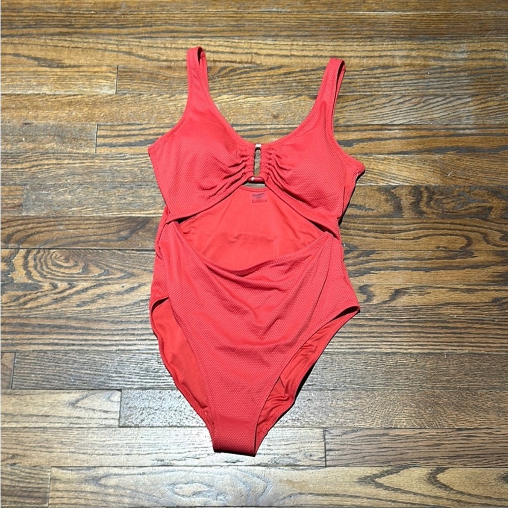 New One-Piece Swimsuit with cutout